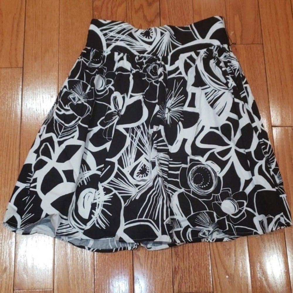 Bailey blue black & white floral skirt Size M